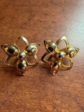 Vintage Sarah Coventry Gold Floral Clip-On Earrings